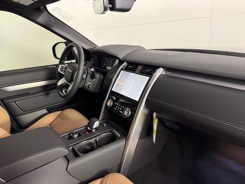 Certified 2025 Land Rover Discovery Dynamic SE image 31