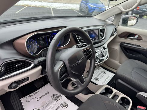 Used 2018 Chrysler Pacifica LX image 36