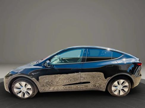 Used 2023 Tesla Model Y Long Range AWD/4WD image 2