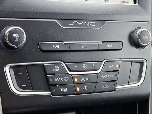 Used 2019 Ford Fusion SE image 18