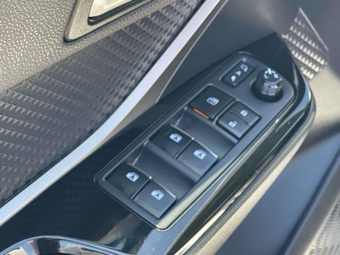 Used 2019 Toyota C-HR XLE FWD image 34