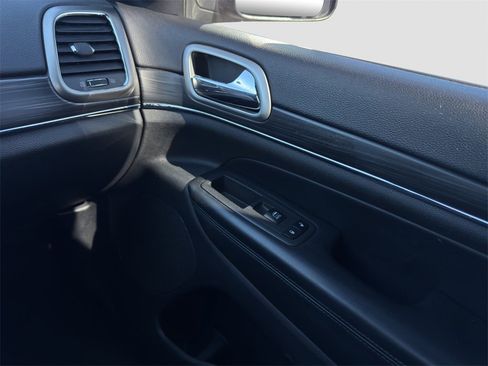 Used 2021 Jeep Grand Cherokee Limited image 17
