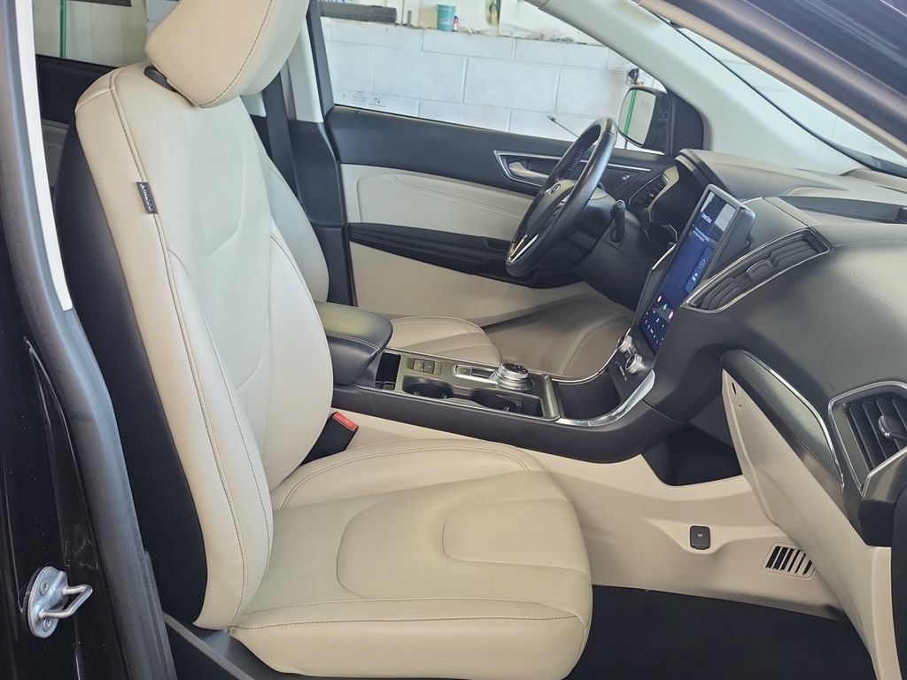 Used 2022 Ford Edge Titanium AWD/4WD image 7