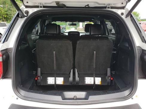 Used 2018 Ford Explorer XLT w/ Equipment Group 202A AWD/4WD image 9