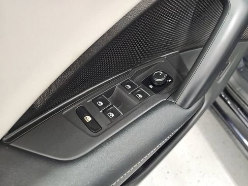 Used 2025 Volkswagen Tiguan SE w/ Panoramic Sunroof Package AWD/4WD image 12