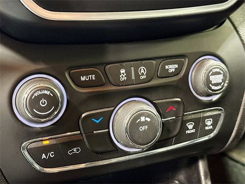 Used 2019 Jeep Cherokee Latitude Plus w/ Cold Weather Group image 16