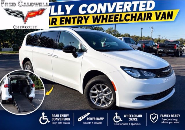 Used 2025 Chrysler Voyager LX FWD image 1
