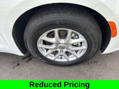Used 2023 Chrysler Pacifica Touring FWD image 38