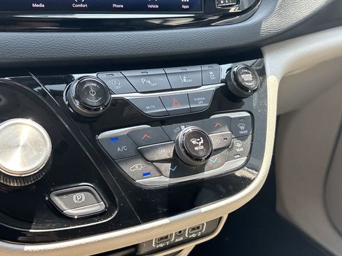 Used 2024 Chrysler Pacifica Touring-L FWD image 19