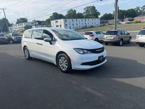 Used 2020 Chrysler Voyager L FWD image 3