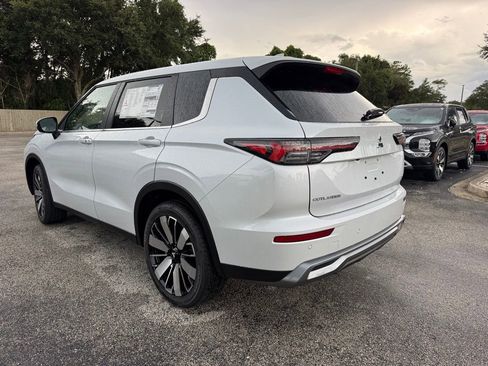 New 2025 Mitsubishi Outlander SE image 5