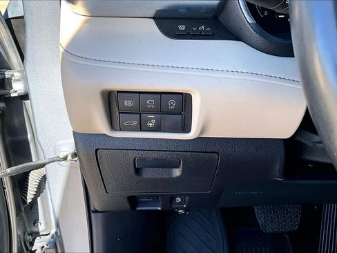 Used 2023 Toyota Highlander Platinum image 32