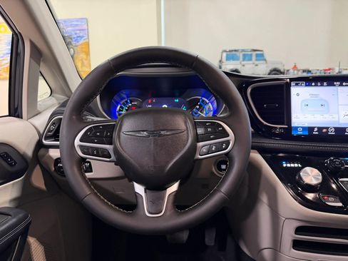 Used 2023 Chrysler Pacifica Touring-L FWD image 56
