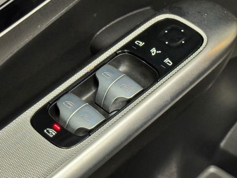 Used 2025 Mercedes-Benz GLC 300 image 21