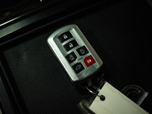 Used 2019 Toyota Sienna XLE w/ XLE Navigation Package FWD image 23