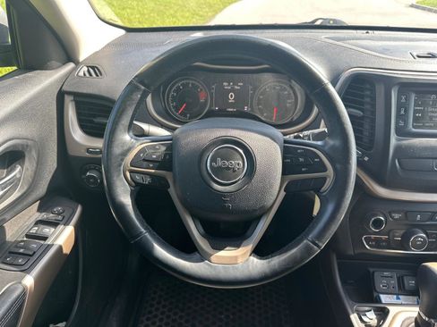 Used 2018 Jeep Cherokee Latitude w/ Altitude Package FWD image 8