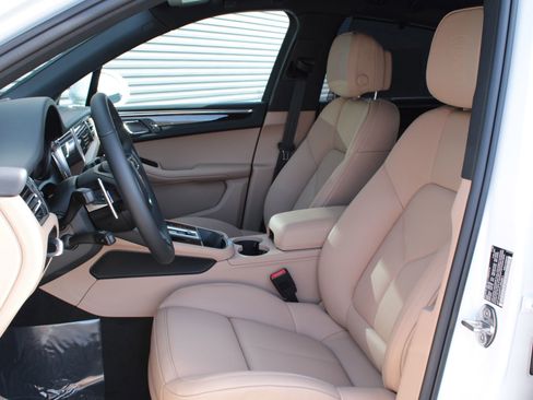 New 2026 Porsche Macan image 5