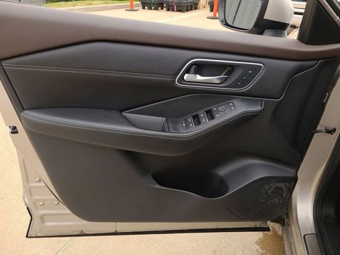 Certified 2022 Nissan Rogue Platinum w/ Head-Up Display Package image 18