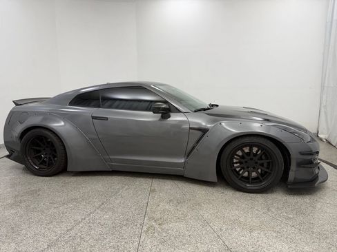 Used 2015 Nissan GT-R Black Edition AWD/4WD image 9
