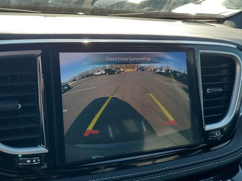 Used 2025 Chrysler Pacifica Limited image 15