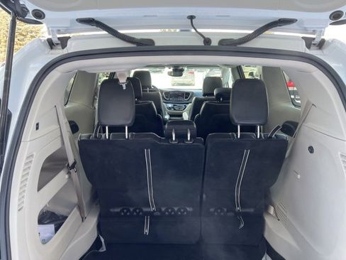 Certified 2024 Chrysler Pacifica Limited image 11