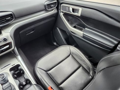 Certified 2022 Ford Explorer XLT w/ Equipment Group 202A image 15