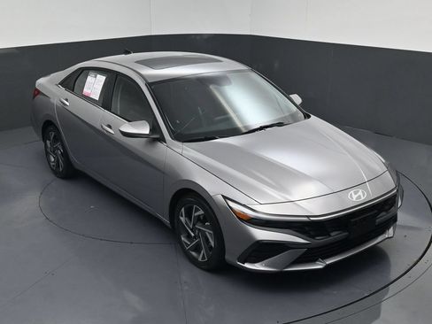Used 2025 Hyundai Elantra SEL FWD image 14