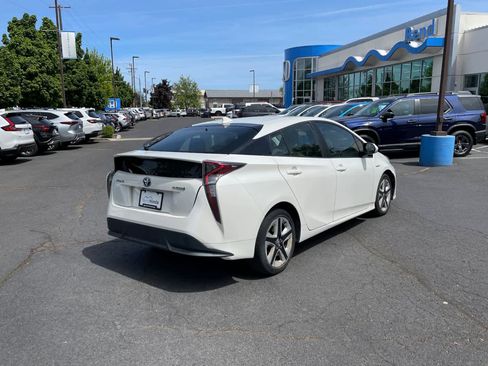 Used 2016 Toyota Prius Three Touring FWD image 5