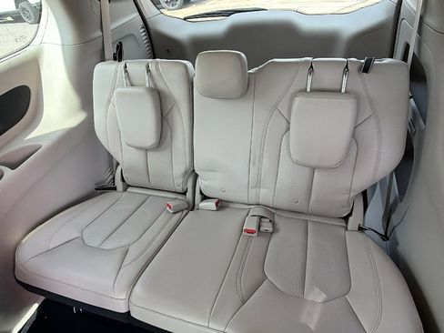 Used 2018 Chrysler Pacifica Touring-L w/ Tire & Wheel Group image 23