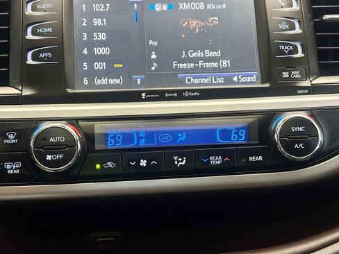 Used 2017 Toyota Highlander XLE image 9