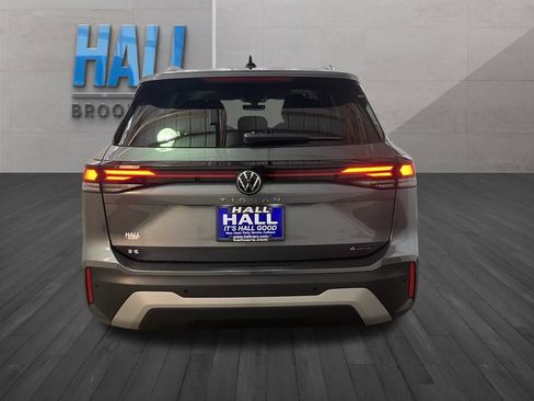 Certified 2025 Volkswagen Tiguan SE image 5