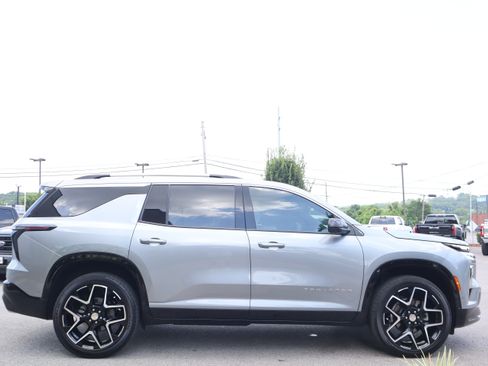 Used 2025 Chevrolet Traverse High Country FWD image 6