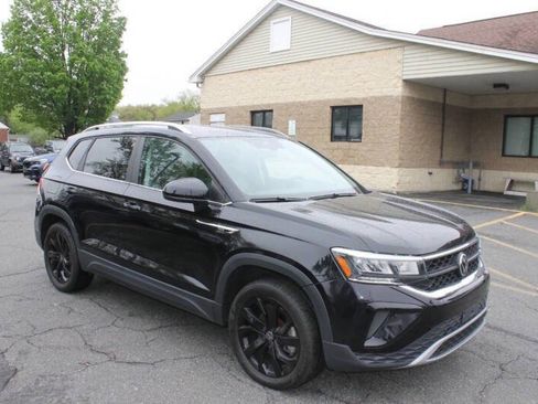 Used 2022 Volkswagen Taos SE w/ Panoramic Sunroof Package image 6