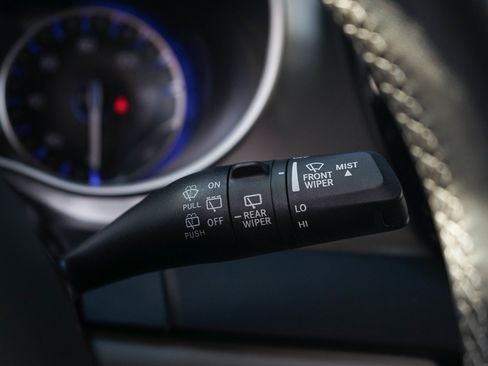 Used 2024 Chrysler Pacifica Touring-L image 23