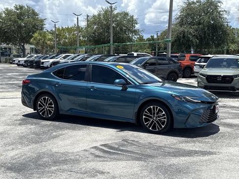 Used 2025 Toyota Camry XLE FWD image 5