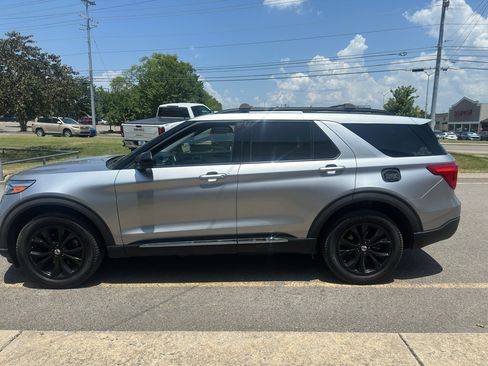 Used 2021 Ford Explorer XLT w/ Equipment Group 202A AWD/4WD image 6