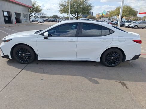 Used 2025 Toyota Camry SE w/ Convenience Package image 3