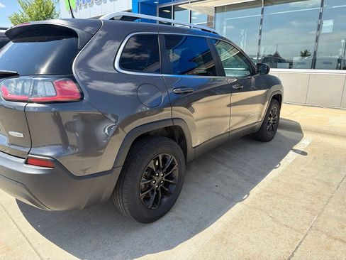 Used 2019 Jeep Cherokee Latitude Plus w/ Cold Weather Group AWD/4WD image 3