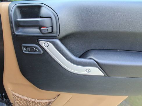Used 2016 Jeep Wrangler Unlimited Sahara w/ Dual Top Group AWD/4WD image 15