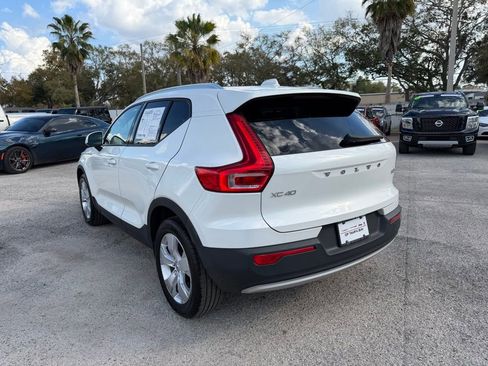 Used 2022 Volvo XC40 T5 Momentum image 4