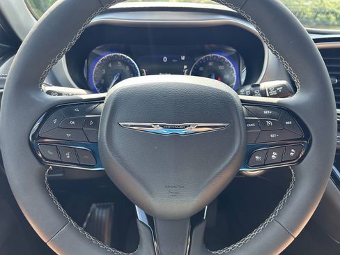 Used 2024 Chrysler Pacifica Touring FWD image 16