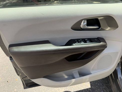 Used 2017 Chrysler Pacifica Touring FWD image 10