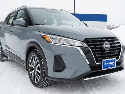 Used 2023 Nissan Kicks SV image 4