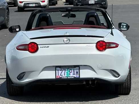 Used 2018 MAZDA MX-5 Miata Club w/ Appearance Package RWD image 6