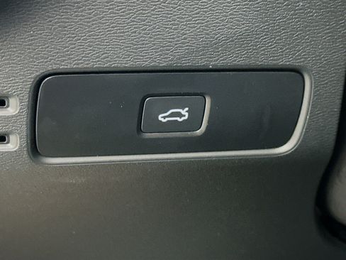 Used 2024 Volvo XC40 B5 Core image 17