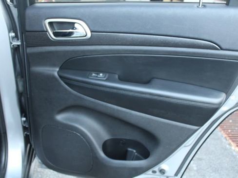 Used 2018 Jeep Grand Cherokee Laredo image 37