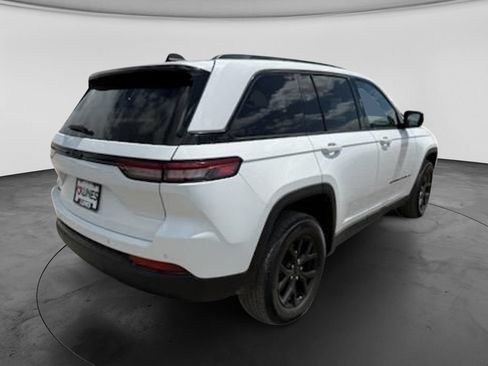 Used 2024 Jeep Grand Cherokee Altitude AWD/4WD image 10