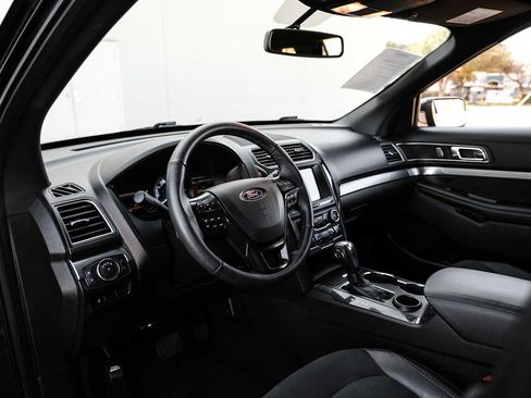 Used 2018 Ford Explorer XLT w/ Equipment Group 202A image 3