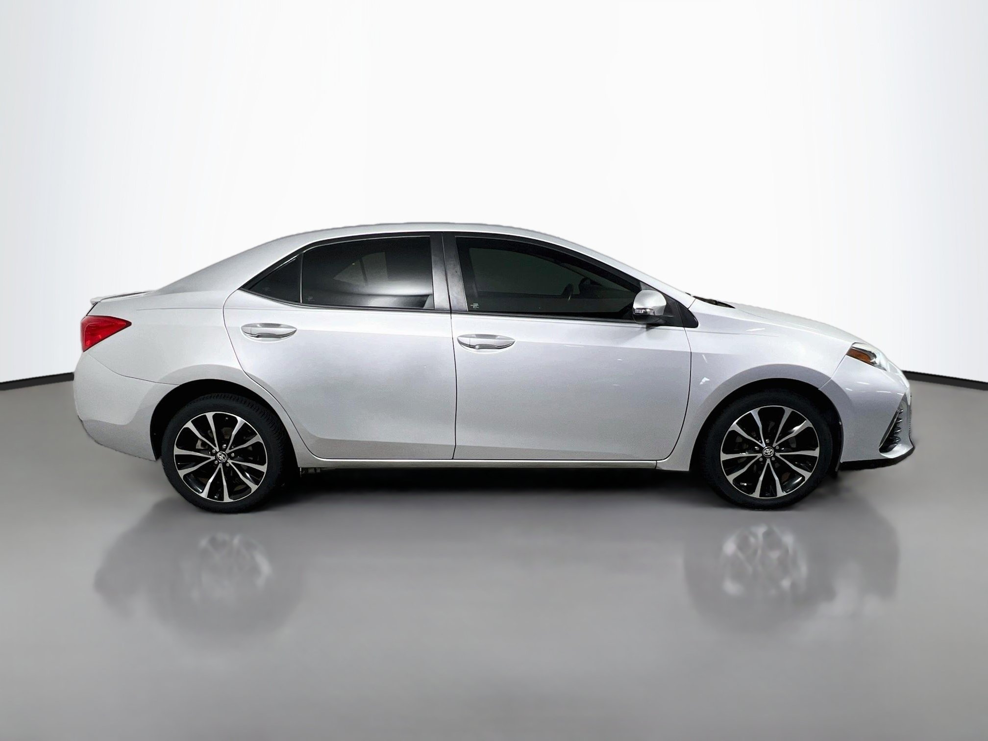 Used 2017 Toyota Corolla SE FWD image 3