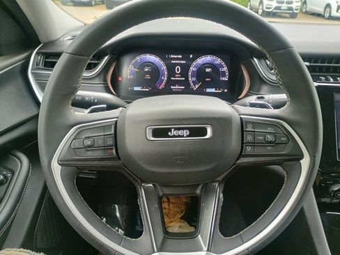 Used 2023 Jeep Grand Cherokee Laredo w/ Luxury Tech Group I AWD/4WD image 27